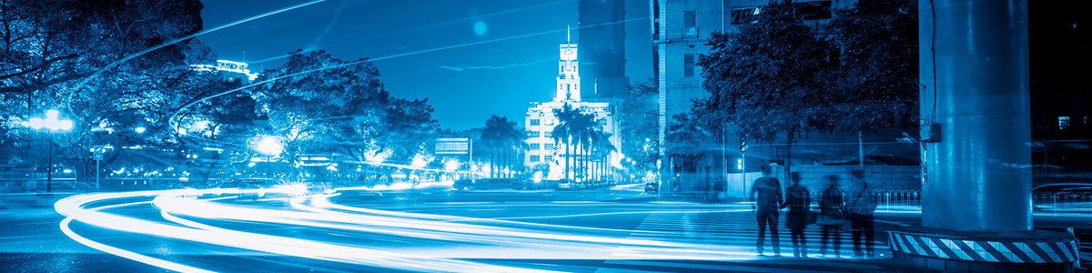 luces azules representando movimiento rápido en una calle de la ciudad